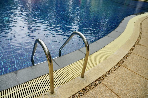 游泳池里的扶手梯图片下载