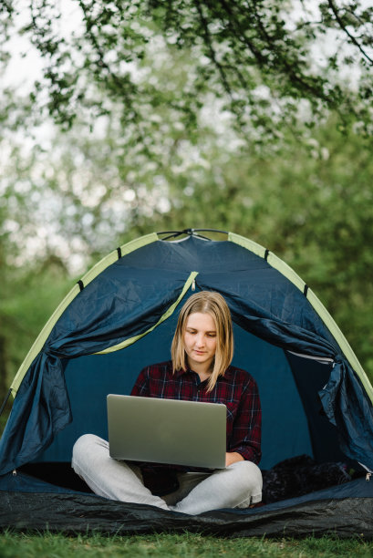 在帐篷里用笔记本电脑与亲戚、家人在线交流。女性在会议上向团队简报或远程工作咨询，女性员工在视频通话中与同事交谈。图片下载