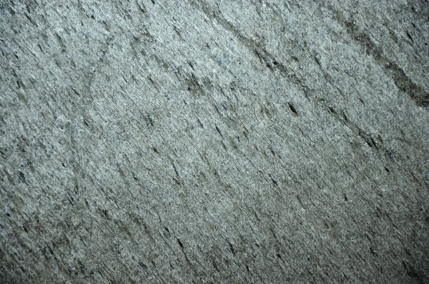 黑色木炭，一种天然矿物的特写纹理，覆盖着裂缝和斑点。图片下载