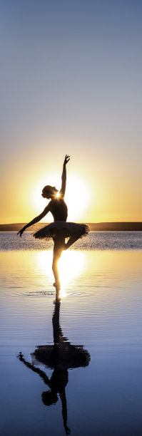 芭蕾舞演员在湖上跳舞图片下载