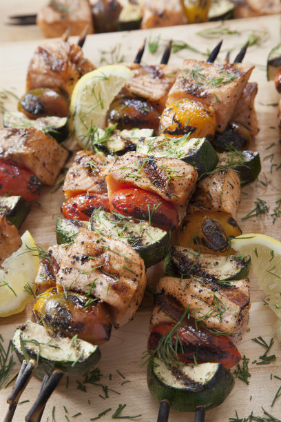 烤三文鱼串配西葫芦和西红柿图片下载