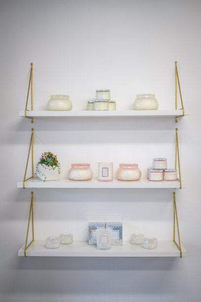 放置蜡烛和植物的架子图片下载