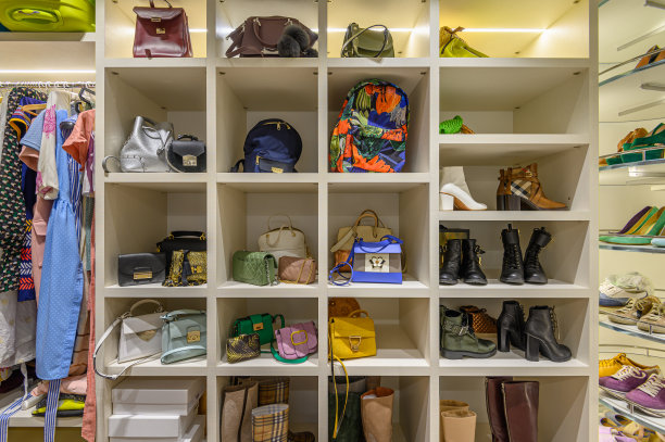 大女人的衣柜图片下载