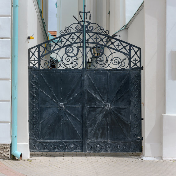 黑铁艺封闭大门进入城市墓地正面视图图片下载