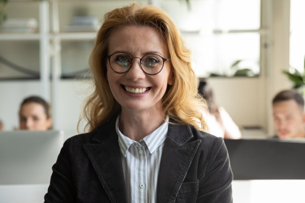 特写头像照片幸福迷人成熟的女商人。图片下载