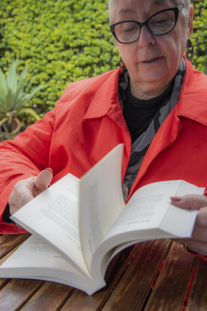 成熟女人读模拟书。图片下载