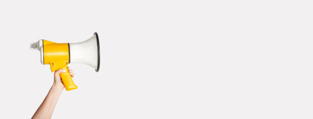 裁剪的观点，年轻的女孩拿着扩音器在白色的背景，拷贝空间图片下载