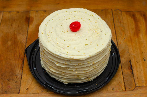 蛋糕放在木桌上。图片下载