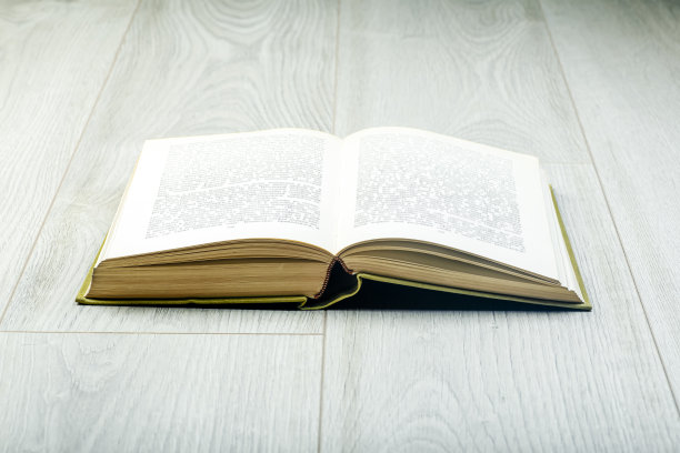 书放在灰色的木地板上。阅读、放松和室内概念。图片下载