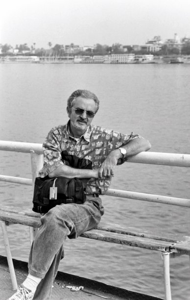 九十年代：游客乘坐渡轮横渡尼罗河，参观埃及上卢克索的帝王谷图片下载