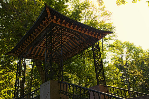 公园里的中式桥木顶依稀的绿叶映衬下的风景。Oleksandriya植物园是Bila Tserkva的一个景观公园，19世纪的建筑艺术图片下载