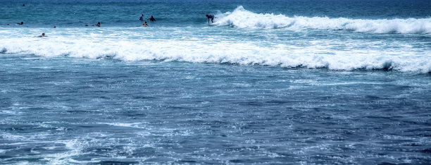 冲浪者冲浪板在海洋巴厘岛冲浪图片下载
