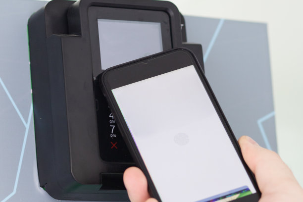 非接触式支付。在现金终端，手用智能手机支付账单图片下载