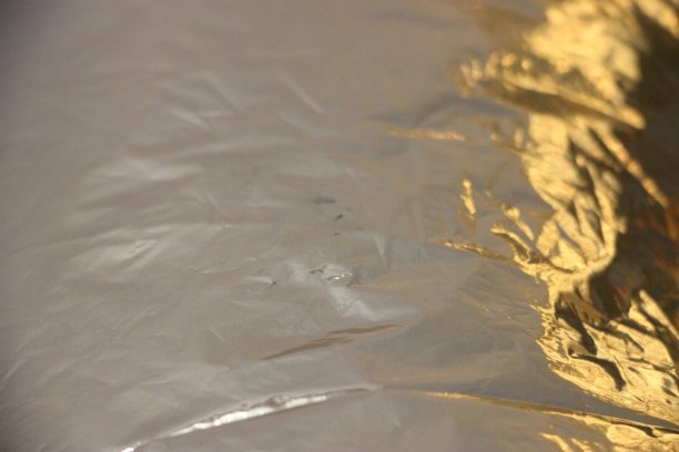 皱巴巴的金色青铜箔真实纹理背景图片下载