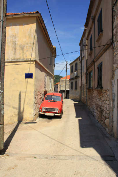 科尔丘拉老街上的一辆旧车图片下载