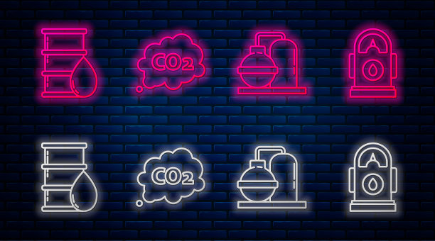 在云、石油和天然气工业厂房、桶油和汽油或加油站设置二氧化碳排放线。砖墙上发光的霓虹灯图标。向量图片下载