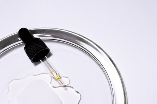 化妆用移液管，将天然液体滴在玻璃板上图片下载