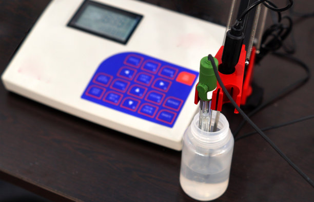 在科学实验室或制药行业的自动滴定仪的特写图片下载