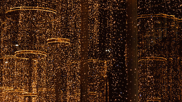 圣诞夜里的照明。抽象的圣诞灯。图片下载