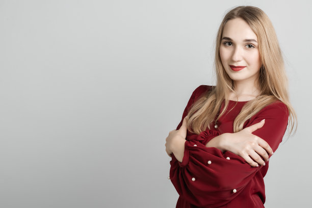 迷人的金发女郎交叉双臂图片下载