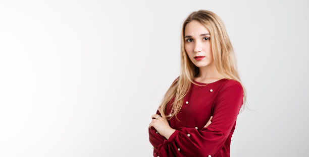 爱，关怀温柔的概念。迷人的欧洲年轻女人站立，双臂交叉在胸前，在白色背景上。复制您的文字空间图片下载