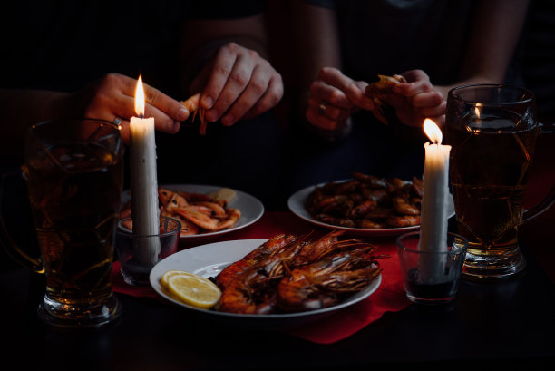 有虾，龙虾和啤酒的烛光晚餐图片下载