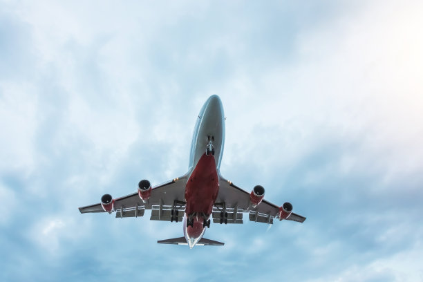 暴风雨在多云的天气中逼近机场。图片下载