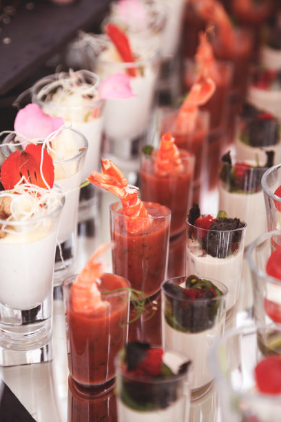 将节日的开胃菜搭配在盘中，选择性集中。节日的自助餐。作为照片，用于餐厅、咖啡馆的菜单和促销品。图片下载