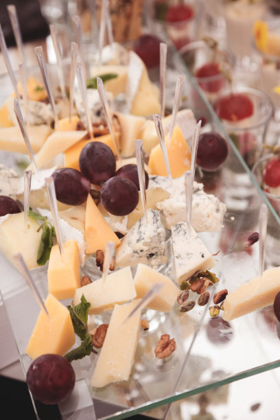 将节日的开胃菜搭配在盘中，选择性集中。节日的自助餐。作为照片，用于餐厅、咖啡馆的菜单和促销品。图片下载