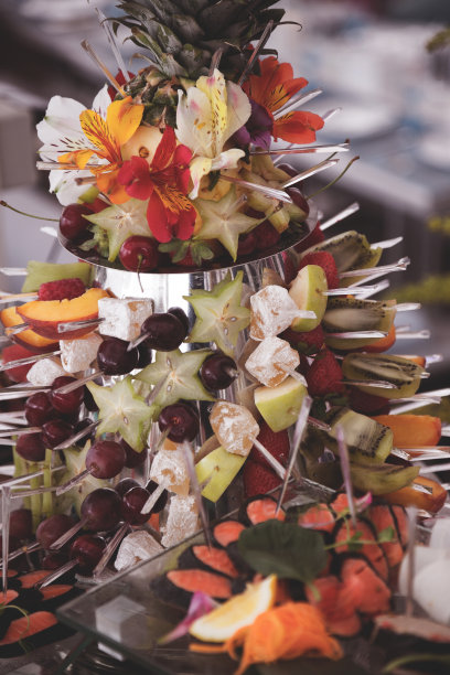 将节日的开胃菜搭配在盘中，选择性集中。节日的自助餐。作为照片，用于餐厅、咖啡馆的菜单和促销品。图片下载