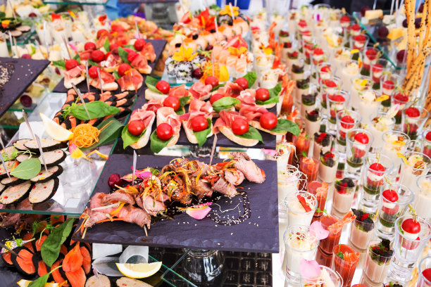 将节日的开胃菜搭配在盘中，选择性集中。节日的自助餐。作为照片，用于餐厅、咖啡馆的菜单和促销品。图片下载