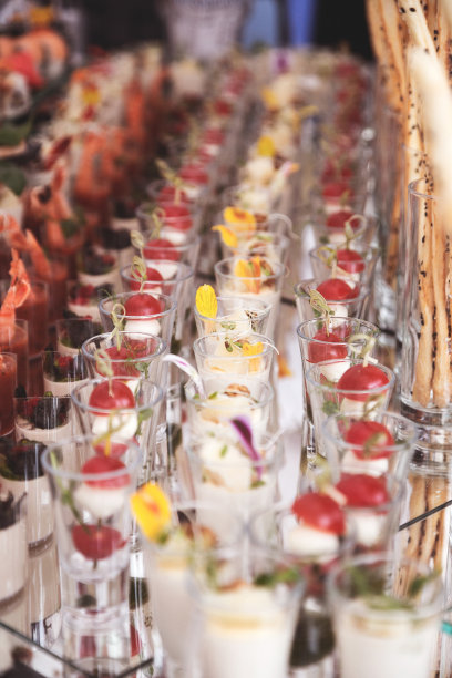 将节日的开胃菜搭配在盘中，选择性集中。节日的自助餐。作为照片，用于餐厅、咖啡馆的菜单和促销品。图片下载