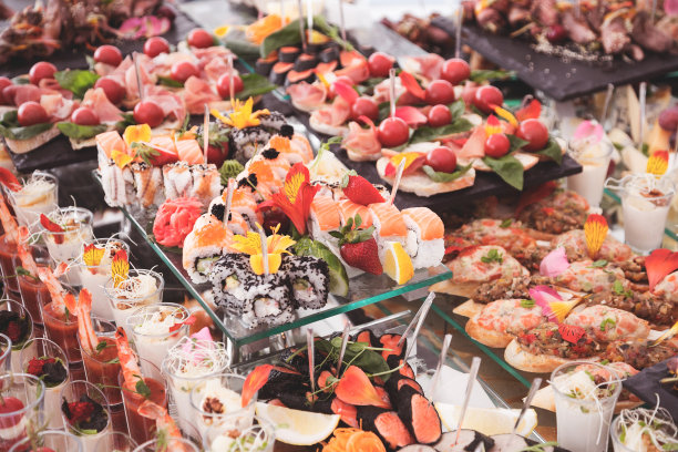 将节日的开胃菜搭配在盘中，选择性集中。节日的自助餐。作为照片，用于餐厅、咖啡馆的菜单和促销品。图片下载