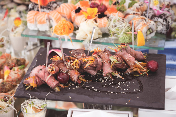 将节日的开胃菜搭配在盘中，选择性集中。节日的自助餐。作为照片，用于餐厅、咖啡馆的菜单和促销品。图片下载