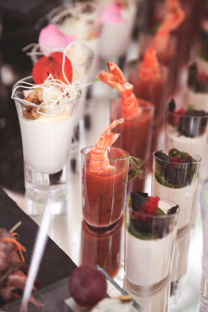 各式节日开胃菜放在盘中，选择性聚焦。节日的自助餐。作为照片，用于餐厅、咖啡馆的菜单和促销项目。图片下载