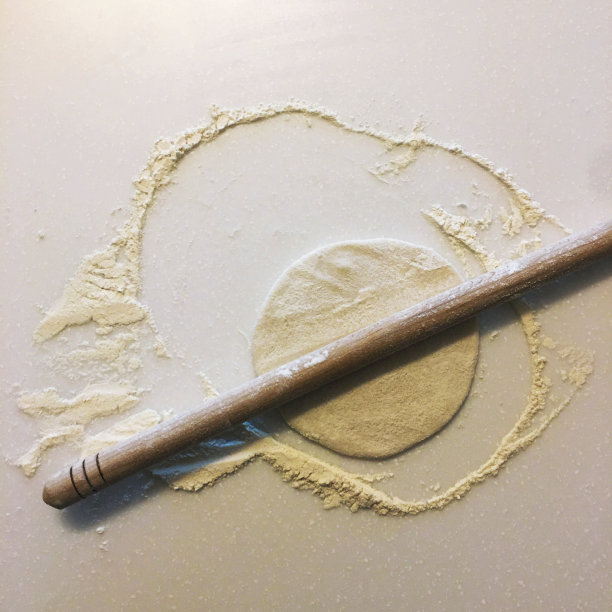 新鲜生面团和擀面杖图片下载