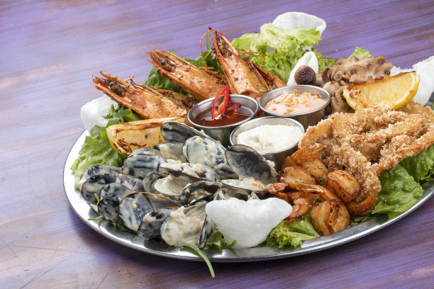 海鲜。海螯虾，对虾，贻贝，鱿鱼，章鱼和酱汁图片下载