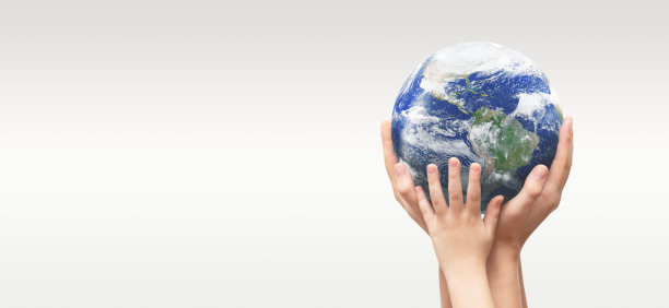 地球仪在家人手中。世界环境日图片下载