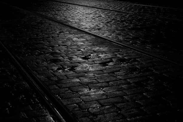 灯光在一个潮湿的鹅卵石电车在晚上，爱尔兰的黑色和白色图片下载