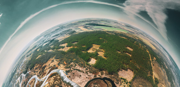 鸟瞰图采伐林区的绿色森林和河流景观在阳光明媚的春天。森林砍伐区和小星球概念图片下载