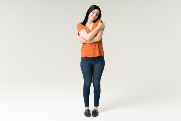 拥抱自己的美丽女人图片下载