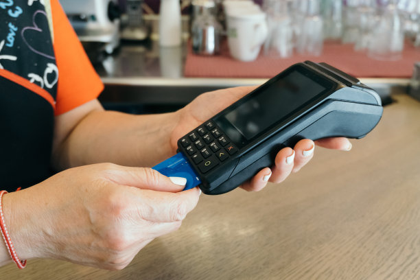 女士在付款终端机用信用卡付款时图片下载