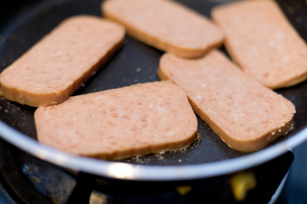 煎锅里的炸午餐肉图片下载