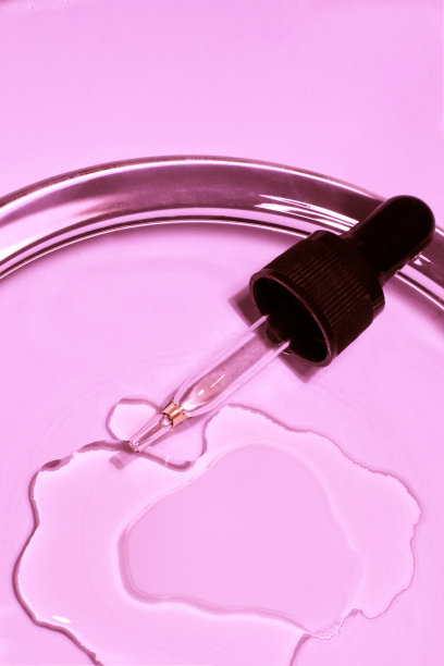 化妆吸液器，在玻璃板上滴上天然液体图片下载