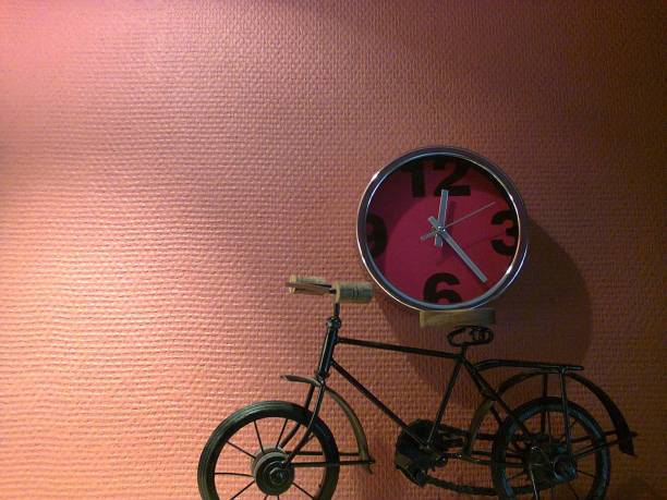 室内彩色自行车和挂钟装饰图片下载