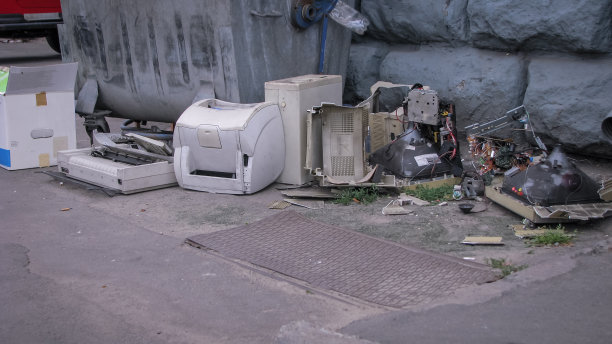 在垃圾填埋场丢弃的计算机设备。打印机、显示器和电脑。环境污染。库存图片背景图片下载