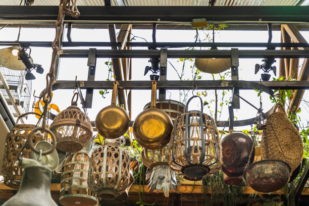 厨房铁栏杆上挂着的炊具。图片下载