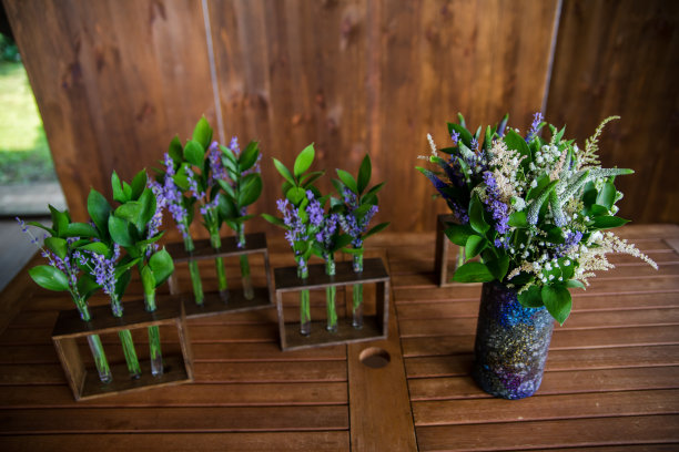 餐厅餐桌上的花装饰图片下载