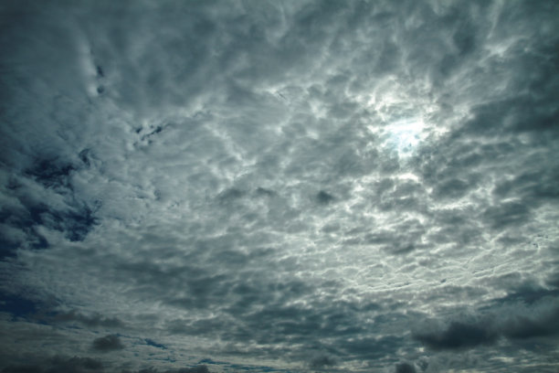 天空中如画的云。一架飞机在一个阳光明媚的阴天的窗口视图。库存图片背景图片下载