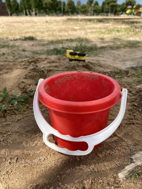 公园里沙滩上的儿童玩具图片下载